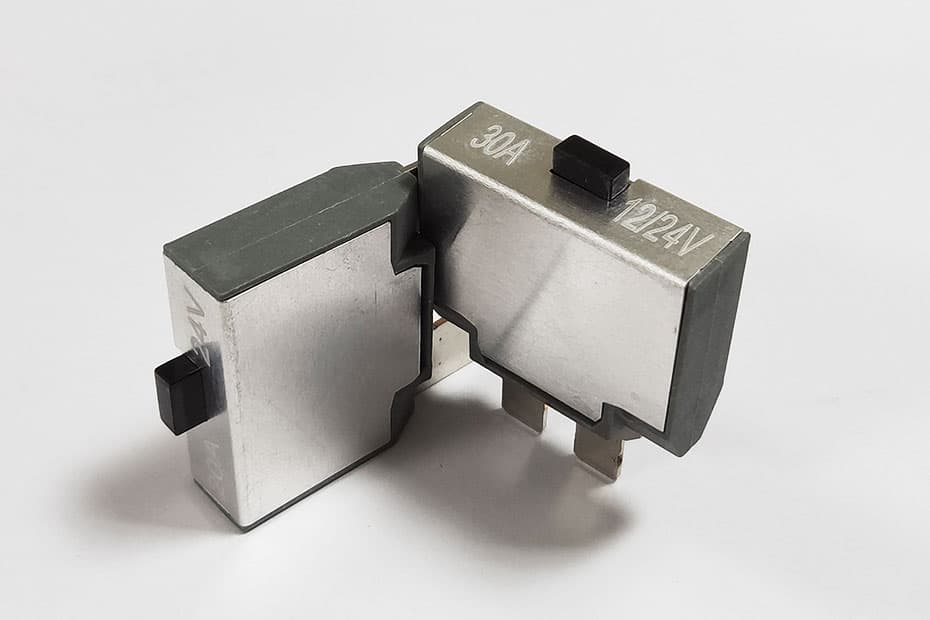 17 Series Push-to-Reset Circuit Breaker