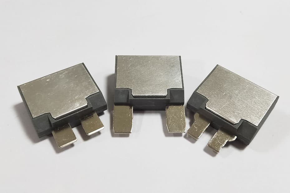 17 Series Push-to-Reset Circuit Breaker