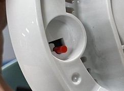 將斷路器白色塑膠扣件嵌入機殼內預留的快扣凹槽 將斷路器白色塑膠扣件嵌入機殼內預留的快扣凹槽