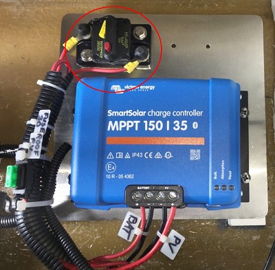 MPPT 充電控制器搭配 KUOYUH 16 系列直流斷路器(安裝於太陽能板輸入端,用於保護) MPPT 充電控制器搭配 KUOYUH 16 系列直流斷路器(安裝於太陽能板輸入端,用於保護)