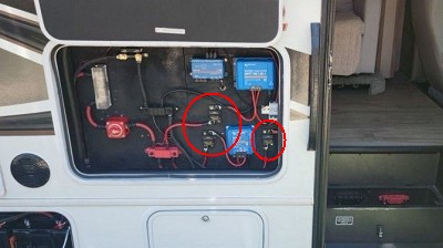 RV 外部與電池艙配線示例 RV 外部與電池艙配線示例