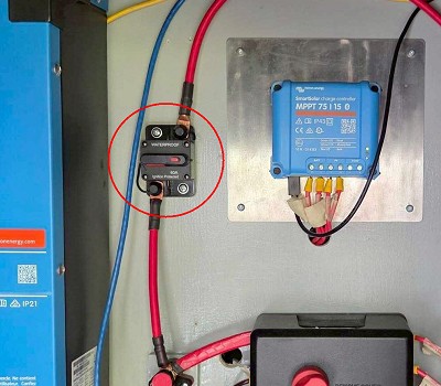 RV / 拖車 MPPT 太陽能充電配電範例