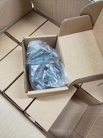 KUOYUH offers customized packaging for 16P panel mount Hi-Amp circuit breaker KUOYUH offers customized packaging for 16P panel mount Hi-Amp circuit breaker