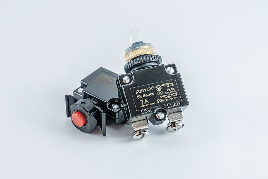 12 Amp Miniature Pushbutton Circuit Breaker ~ 12A NEW Kuoyuh 88 Series PE7712 